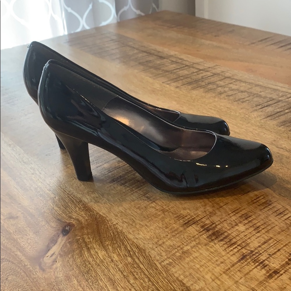 Never worn black pumps